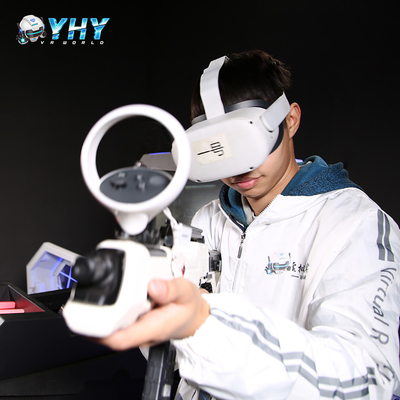 실내 서 있는 VR 시뮬레이터 경기 선수들은 2명 PP 총 무선 전신 안경과 싸웁니다